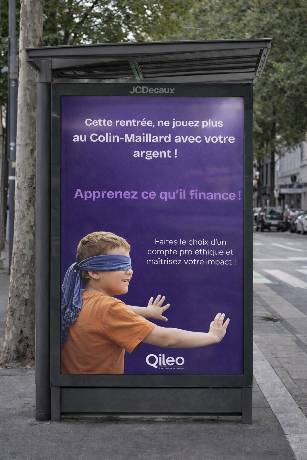 Mockup du concept de campagne Qileo sur un mobilier urbain, autour du jeu de Colin-Maillard