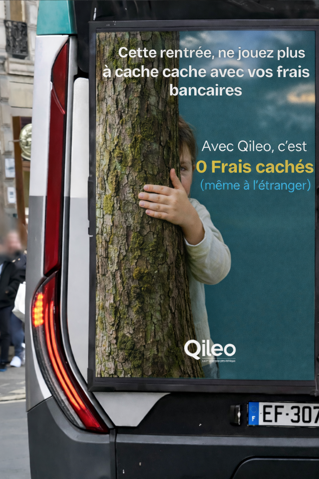 Mockup du concept de campagne Qileo sur l’arrière d’un bus, autour du jeu de cache-cache